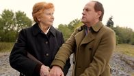 Der Bulle und das Landei – Würde Hermine Blücher (Irm Hermann) wirklich schießen? Killmer (Uwe Ochsenknecht) will es lieber nicht darauf ankommen lassen.