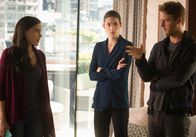 Limitless – Als Naz unter dem Verdacht festgenommen wird, Terrorismus zu unterstützen, versuchen Brian (Jake McDorman, r.) und Rebecca (Jennifer Carpenter, M.) alles, um die Wahrheit herauszufinden. Dabei stoßen sie auf Naz' Tochter Ava (Michelle Veintimilla, l.) ...