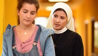 Um Himmels Willen – Novizin Claudia (Mareike Lindenmeyer, r.) weiss nicht, wie sie mit dem Liebesgeständnis von Nadja Freidank (Elena Kuhlmann, l.) umgehen soll. Sie will das Mädchen nicht verletzen.
