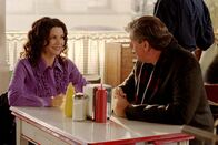 Gilmore Girls – Ihre Mutter bittet Lorelai (Lauren Graham, l.), einen Tag mit Richard (Edward Herrmann, r.) zu verbringen, nachdem dieser wegen seiner ganzen freien Zeit Emily in den Wahnsinn treibt. Doch auch bei Lorelei und Rory sorgt er für einigen Unmut ...