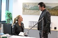 SOKO Wien – Gruppeninspektorin Penny Lanz (Lilian Klebow) spricht mit Oberst Ernst Kanter (Hary Prinz) über die gemeinsame Arbeit. Sie wurde abgeordnet und ist über die Zusammenarbeit nicht unbedingt erfreut. Sie misstraut Kanter. Zu Recht?