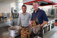 Hoagascht – Moderator Richard Deutinger (links) mit Haubenkoch Martin Schretter (rechts) beim Ritschert (Gerstensuppe) Einrexen
