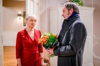 Sturm der Liebe – Helene (Sabine Werner, l.) lehnt Udos (Frank Sollmann, r.) Entschuldigung ab.