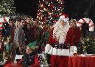Desperate Housewives – Auf der alljährlichen Weihnachtsfeier wird Art (Matt Roth, 2.v.r.) von den Bewohnern total gemieden ...