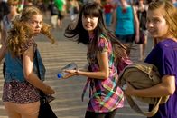 Emm@s Ch@troom – V.l.: Emma (Sophie Karbjinski), Jackie (Charlotte Nicdao) und Ally (Marny Kennedy).