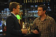 How I Met Your Mother – Während Ted feststellen muss, dass er von Marshall (Jason Segel, r.) und Barney (Neil Patrick Harris, l.) seit längerer Zeit belogen wurde, versucht Lily ein Geheimnis von Robin zu lüften ...