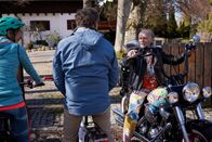 Hubert und Staller – Auf ihrer STARnberg Tour treffen Hubert (Christian Tramitz, M.) und Tina Vogel (Sabine Gutberlet, l.) auf Wolfgang Fierek (r.).