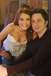 Scrubs - Die Anfänger – J.D. (Zach Braff, r.) hat ein Problem, denn eigentlich sollte er sich seinen Kopf rasieren lassen, doch seine neue Bekannte Tamara (Maria Menounos, l.) steht total auf seine Haare ...