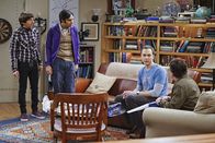 The Big Bang Theory – Noch wissen Leonard (Johnny Galecki, r.), Raj (Kunal Nayyar, 2.v.l.) und Sheldon (Jim Parson, 2.v.r.) nicht, wie sie mit der Neuigkeit von Howard (Simon Helberg, l.) umgehen sollen ...