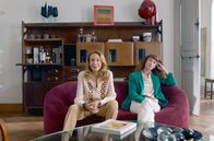 Juliette im Bade – Ehefrau Veronica (Marisa Berenson) und Tochter Lara (Manue Fleytoux) verfolgen gemeinsam, wie Ronald im Fernsehen seinen Film vorstellt.