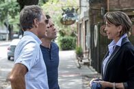 Navy CIS: New Orleans – Pride (Scott Bakula, l.), LaSalle (Lucas Black, M.) und Sylvia Lund (Wendie Malick, r.) in großer Sorge um ihren Sohn Sebastian, der kurz nach dem Mord an Leutnant Michael gekidnapped wird ...
