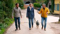 Hunde verstehen! – Hundecoach Andreas Ohligschläger (r) mit Halter Stefanie (M) sowie Jürgen und ihrem Hund Ronja.