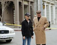 Navy CIS – Das Treffen von Anthony DiNozzo, Sr. (Robert Wagner, r.) mit seinem Sohn Tony in einem Hotel wird jäh unterbrochen, als ein Mann in der Uniform eines Navy-Commanders aus dem Eingang flüchtet und kurze Zeit später tot ist. Bishop (Emily Wickersham, l.) und das Team sind sofort zur Stelle ...
