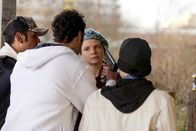 Danni Lowinski – Als ob es nicht schon genug wäre, dass Danni (Annette Frier, 2.v.r.) Elli bei der Brautkleid-Suche behilflich sein soll, wird sie auch noch von Hassan (Samir Fuchs, 2.v.l.) und seinen Kumpels bedroht. Wird Danni trotzdem gegen ihn vorgehen?