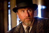 The Hateful Eight – Oswaldo Mobray (Tim Roth) weiß, wie er seine Gegenspieler überlisten kann.