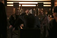 Castle – Beckett (Stana Katic, l.) und Alexis (Molly C. Quinn, r.) sind geschockt, als ein religiöser Fanatiker mit Axt bei Castle (Nathan Fillion, M.) im Büro auftaucht, während Castle sich in seinem Glauben an das Übernatürliche bestätigt sieht ...