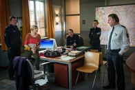 Notruf Hafenkante – Melanie (Sanna Englund, 2.v.l.) erzählt ihren Kollegen Hans (Bruno F. Apitz, l.), Mattes (Matthias Schloo, M.), Franzi (Rhea Harder-Vennewald, 2.v.r.) und Wolf Haller (Hannes Hellmann, r.) von ihrem Undercover-Einsatz im Therapiezentrum von Dr. Becker.