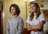 Young Sheldon – Georgie Cooper (Montana Jordan, l.); Mary Cooper (Zoe Perry, r.)