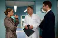 In aller Freundschaft – Lilly Lukovic's (Astrid Leberti, links) Vater wurde nach einem Sturz in die Sachsenklinik eingeliefert. Dr. Heilmann (Thomas Rühmann, Mitte) hat keine Brüche festgestellt, doch er vermutet eine Arthrose des Hüftgelenks. Doch es gibt weitere Symptome, die Sorgen machen. Jovan Lukovic hat Fieber, seine Entzündungswerte sind sehr hoch, schlechte Blutgerinnung ... Er fragt Lilly, ob es sein kann, dass ihr Vater zu Hause schlecht heizt, da er ausgesprochen warm angezogen war. Lilly wüsste nicht, warum er das tun sollte. Clemens Manthey (Max König), der Roland von Sarah als Dokumentationsassistent an die Seite gestellt wurde, schreibt eifrig mit, bis Roland ihn bittet, das zu unterlassen.
