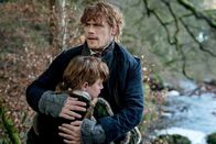 Outlander – In the back: Jamie Fraser (Sam Heughan)