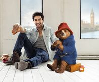 Paddington – Paddington und sein deutscher Sprecher, Elyas M'Barek, mit der Lieblingsspeise des kleinen Bären: Orangenmarmelade-Sandwich.