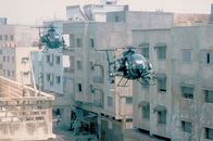 Black Hawk Down – 1993 werden US-Eliteeinheiten ins ostafrikanische Somalia entsandt, um den Einsatz der UNO-Friedenstruppen zu unterstützen. Für den 3. Oktober plant die amerikanische Kommandozentrale einen brisanten Einsatz ...