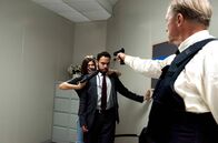 Tatort – LKA-Ermittler Felix Murot (Ulrich Tukur), eine Geisel (Komparse) und Nadja Eschenbach (Nadine Dubois).