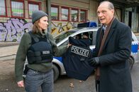 Tatort – Im Foto (v.l.n.r.): Karin Gorniak(Karin Hanczewski) und Peter Schnabel (Martin Brambach) mit Schusswesten bei einem Einsatz. Auf dem Fabrikgelände von Marek Krug fallen Schüsse
