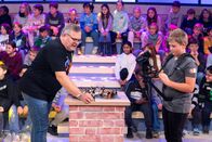 1, 2 oder 3 – Heute unterstützt Finn (l.) das Aufnahmeteam und Elton (r.) im Studio.