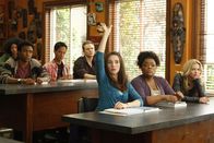 Community – Ein neues Semester beginnt: Troy (Donald Glover, 2.v.l.), Abed (Danny Pudi, 3.v.l.), Jeff (Joel McHale, M.), Annie (Alison Brie, 3.v.r.), Shirley (Yvette Nicole Brown, 2.v.r.) und Britta (Gillian Jacobs, r.) ...