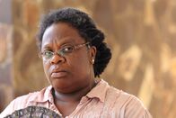 Death in Paradise – Edwina Bousquet (Cecilia Noble) war zur Zeit des Mordes im Wahllokal. Somit fällt sie unter den Kreis der Verdächtigen. Doch welches Motiv sollte Edwina gehabt haben, den Mann umzubringen?