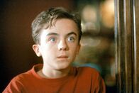 Malcolm mittendrin – Malcolm (Frankie Muniz) verfolgt gebannt das Geschehen im Casino.