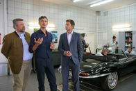 Die Rosenheim-Cops – Die Kommissare Stadler (Dieter Fischer, l.) und Hansen (Igor Jeftic, r.) befragen Marcus Kempe (Matthias Beier, M.), der den Toten gefunden hat.