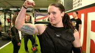 Heimat der Rekorde – Sandra Bradley (29) zeigt ihr Tattoo mit der Aufschrift "Dahoam is dahoam". Weiteres Bildmaterial finden Sie unter www.br-foto.de.