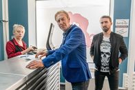 Die Chefin – Eberhardt Kaminski (Oliver Stritzel, M.) legt seine Wettscheine vor, um sich seinen Gewinn auszahlen zu lassen.