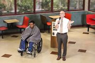 Community – Als Troy (Donald Glover, l.) vom tückischen Ass Crack Banditen heimgesucht wird, ist für Dean Pelton klar: Da muss das Rettet-Greendale-Komitee sofort ermitteln ...