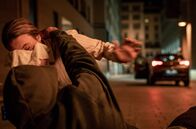 Tatort – Brigitte Burkhard (Elisabeth Baulitz) wird vom vermeintlichen Unfallopfer angegriffen.