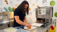 McDonald's: Die Insider - Die Tricks des Fast-Food-Riesen – Vier Insider, die jahrelang für McDonald's gearbeitet haben, verraten exklusiv die cleveren Marketingtricks des Fast-Food-Giganten.
