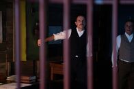 Terra X: Nikola Tesla - Magier der Elektrizität – Rund 700 Patente meldete Nikola Tesla (Ivan Ivanov) in seinem Leben an. Patente zur Erzeugung von Wechselstrom, aber auch welche zur Radioübertragung und selbst eines für einen frühen Hubschrauber.