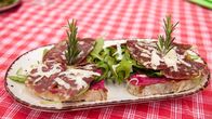 Lecker aufs Land – Bei Stefanie Huber, Oberkirch, Schwarzwald. Gruß aus der Küche: Biertreberbrot mit Rote-Bete-Aufstrich, Salami und Bierkäse-Spänen.