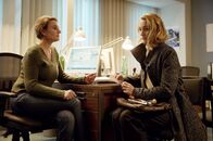 Die Heiland - Wir sind Anwalt – Romy Heiland (Christina Athenstädt, r.) wird von Kriminalhauptkommissarin Katja Weisswange (Meike Schlüter, l.) mit einem Foto konfrontiert, das ihren Mandanten schwer belastet.