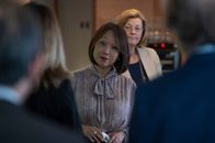 The Chelsea Detective – Betreiberin Stephanie Lang (Naoko Mori, l.) und Geschäftsführerin Gillian Compton (Pippa Haywood, r.) sind für die Ermittler die ersten Ansprechpartnerinnen in der Seniorenwohnanlage Greyfriars West.