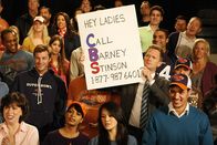 How I Met Your Mother – Barney (Neil Patrick Harris, M.) hat im Football-Stadion ein Schild mit seiner Telefonnummer in die Kamera gehalten und bekommt nun Anrufe ohne Ende von Frauen, die auf Partnersuche sind. Daraufhin entwickelt Barney sich zu einem Süchtigen, der nicht genug kriegen kann ...