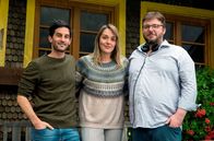 Das Leben meiner Tochter – Drehstartfoto: Autor und Regisseur Steffen Weinert (re.) mit Christoph Bach (li.) und Alwara Höfels (Mi.) am Set.