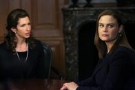 Bones - Die Knochenjägerin – Amelia Minchin (Alysia Reiner, l.); Temperance Brennan (Emily Deschanel, r.)