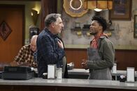 Superior Donuts – Franco (Jermaine Fowler, r.) ist geschockt, als er merkt, dass ihm Arthur (Judd Hirsch, l.) mit dem Geld nicht vertraut und noch mehr, als Arthur ihn einem Test unterziehen will ...