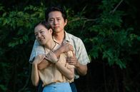 Minari – Jacob (Steven Yeun) und Monica (Han Ye-ri) halten sich fest umschlungen – ein seltenes, stilles Innehalten inmitten ihrer Anstrengungen, den gemeinsamen Traum von wirtschaftlicher Unabhängigkeit nicht aus den Augen zu verlieren.