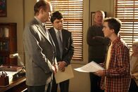 Malcolm mittendrin – Nach einem "obszönen" Artikel in der Schülerzeitung, in der Malcolm (Frankie Muniz, r.) Chefredakteur ist, gerät er in arge Bedrängnis mit seinem Schulleiter (Kurtwood Smith, l.) ...