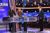 Quizduell - Olymp – Moderator Jörg Pilawa (r.) mit den Kandidat:innen des Teams "Kamera": Dem Schauspieler Stefan Jürgens (l.) und die Schauspielerin Esther Schweins (M.).