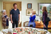 Mom – (v.l.n.r.) Betty (Jane Carr); Rod (Steve Valentine); Jill (Jaime Pressly); Bonnie (Allison Janney)